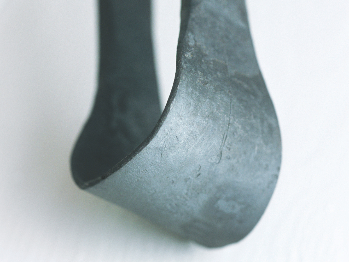 A FERRO E FUOCO . Fireplace tools with wall bracket
