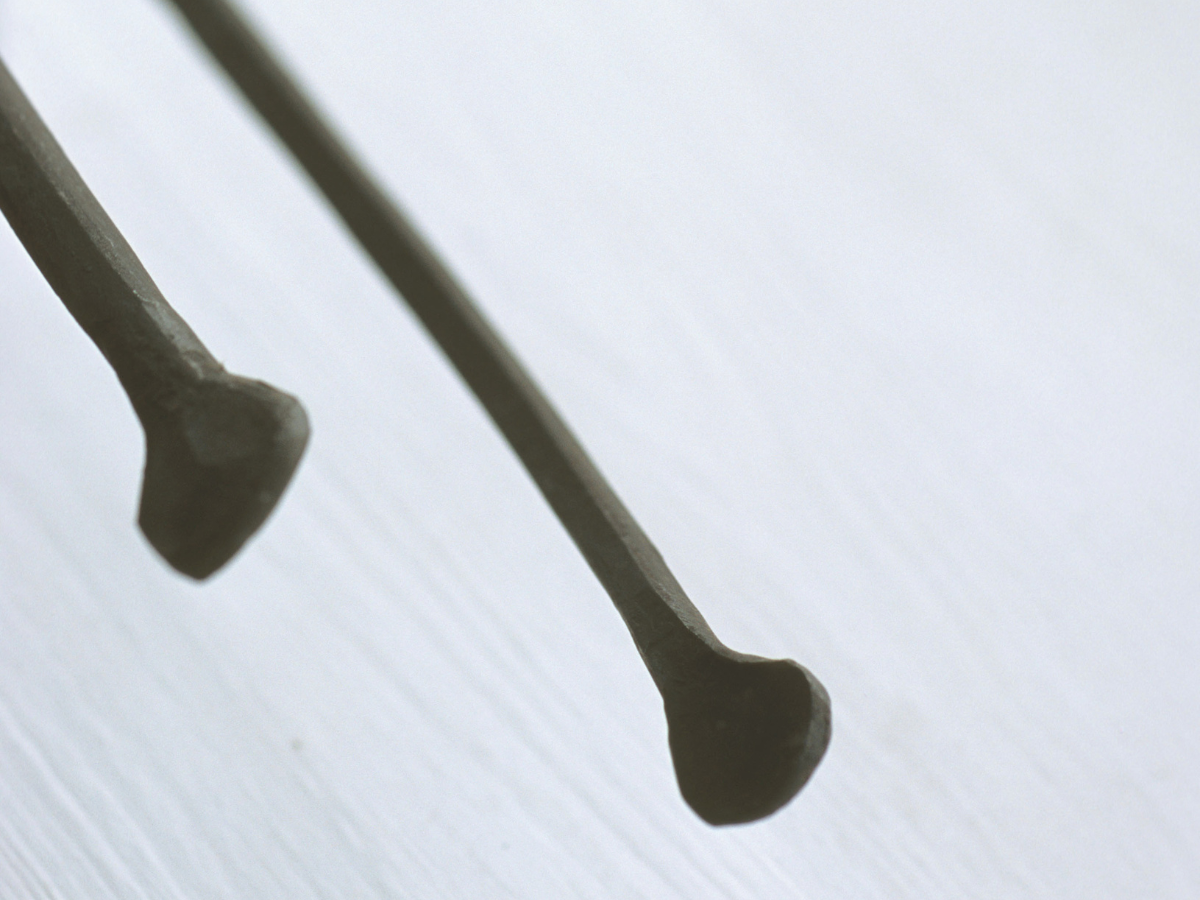 A FERRO E FUOCO . Fireplace tools with wall bracket