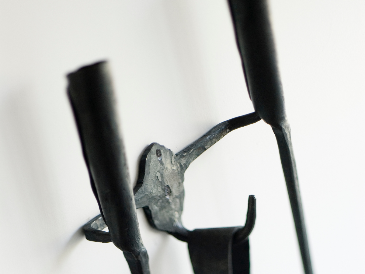 A FERRO E FUOCO . Fireplace tools with wall bracket