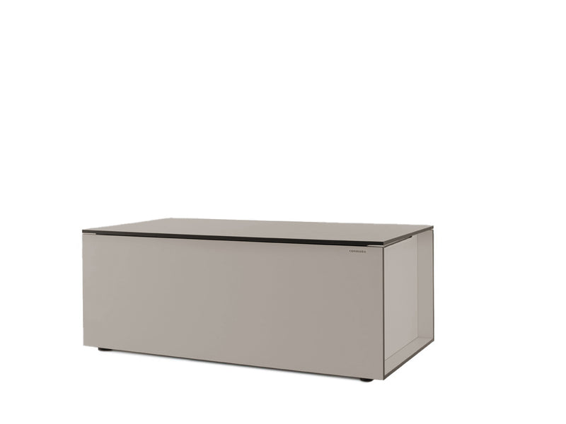 Rechteckige Kissentruhe in minimalistischem Design mit glatten, grauen Oberflächen und schwarzem Rand am Deckel. Die Truhe wirkt robust und modern, hat klare Linien und steht auf kleinen Füßen. Geeignet für den Außenbereich, bietet sie Stauraum und zusätzliche Sitzfläche.