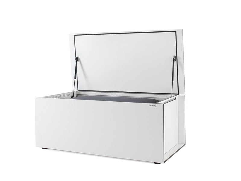 Weiße Kissentruhe EL PECHO, 130 cm breit, mit geöffnetem Deckel. Rechteckige, minimalistische Form aus witterungsbeständigem HPL-Material. Integrierte Gummidichtung am Deckelrand und Gasdruckfedern. Lüftungsschlitze an den Seiten sichtbar. Oberflächengestaltung glatt und modern; dezentes Logo der Marke auf der Vorderseite.