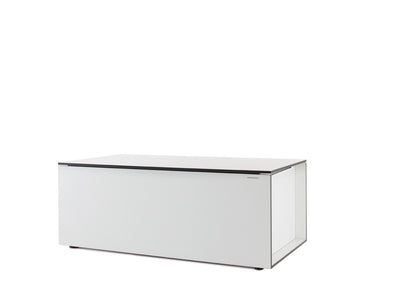 Weiße Kissentruhe EL PECHO, rechteckig, 130 cm lang. Minimalistisches Design mit klaren Linien, gefertigt aus wetterbeständigem HPL-Material. Integrierte Gummidichtung am Deckelrand für Wasserdichtigkeit. Lüftungsschlitze an den Seiten für Belüftung. Verstellbare Stellfüße an der Unterseite. Gasdruckfedern erleichtern das Öffnen. Moderner, eleganter Stil passend für Garten