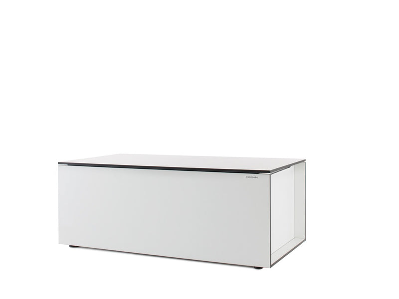 Weiße Kissentruhe EL PECHO, rechteckig, 130 cm lang. Minimalistisches Design mit klaren Linien, gefertigt aus wetterbeständigem HPL-Material. Integrierte Gummidichtung am Deckelrand für Wasserdichtigkeit. Lüftungsschlitze an den Seiten für Belüftung. Verstellbare Stellfüße an der Unterseite. Gasdruckfedern erleichtern das Öffnen. Moderner, eleganter Stil passend für Garten