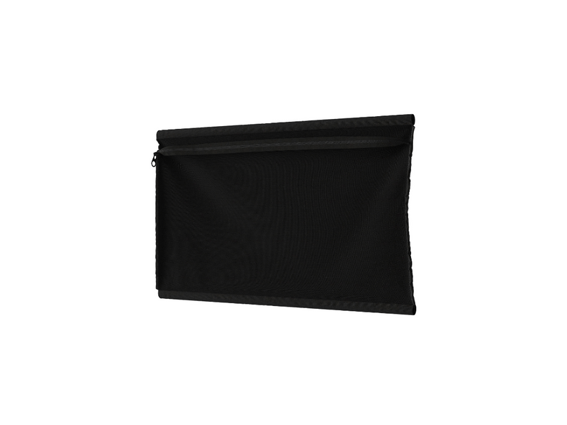 Schwarzer Netzbeutel von Conmoto in rechteckiger Form, mit Reißverschluss oben. Das Material ist luftdurchlässig, was den Inhalt teilweise sichtbar macht. Der Meshbag wirkt leicht und funktional.