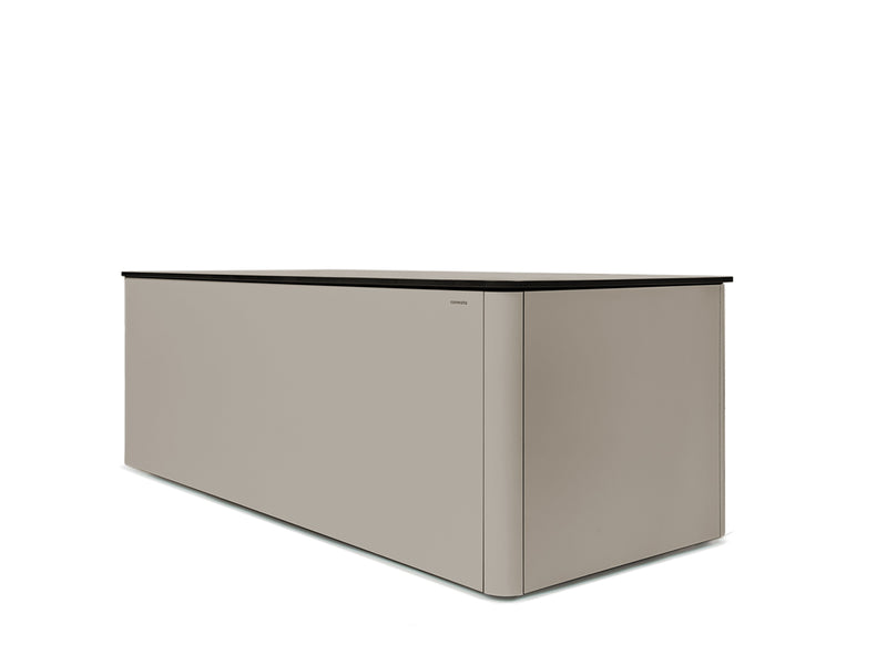 Anthrazitfarbene Kissentruhe RONDA aus HPL mit abgerundeten Ecken, robustem und wetterfestem Design. Die Box hat einen flachen, schwarzen Deckel und ist ungefähr 63 cm hoch, 162 cm breit und 74 cm tief. Ideal für die Aufbewahrung im Außenbereich.