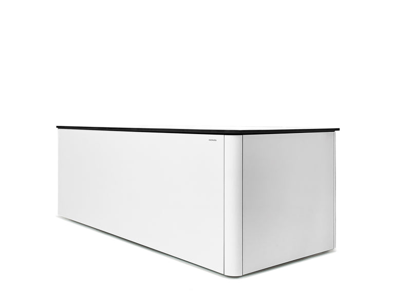 Weiße RONDA Kissentruhe mit abgerundetem Design und schwarzem Deckel. Die Truhe steht auf einer ebenen Fläche und zeigt eine glatte Oberfläche. Das Material ist robust und wetterfest, ideal für den Außenbereich. Sie verfügt über Gasdruckfedern und eine integrierte Gummidichtung im Deckel, um den Inhalt zu schützen. Der Korpus ist korrosionsbeständig und leicht zu reinigen. Maße: Höhe 63 cm, Breite