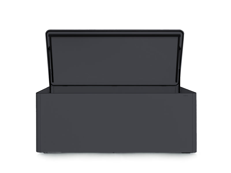 Anthrazitfarbene RONDA Kissentruhe mit geöffnetem Deckel, aus robustem HPL-Material. Die Form ist modern und abgerundet. Die Truhe ist geräumig, mit klaren Linien und einer glatten Oberfläche. Die Konstruktion ist funktional und bietet Schutz vor Witterungseinflüssen.