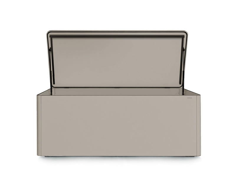 Offene RONDA Kissentruhe in Taupe. Die rechteckige Truhe hat glatte, abgerundete Kanten. Der Deckel ist geöffnet, gestützt von Gasdruckfedern an den Seiten. Das Material wirkt wetterfest und robust. Die Truhe steht auf einer ebenen Fläche und zeigt ein schlichtes, modernes Design.