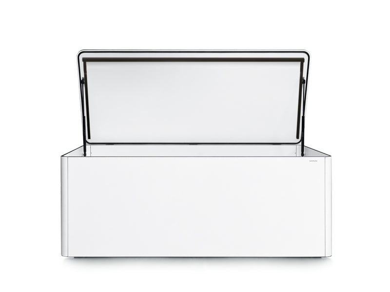 Weiße RONDA Kissentruhe mit geöffnetem Deckel, abgerundetes, modernes Design. Die Oberfläche besteht aus wetterfestem HPL-Material, widerstandsfähig gegen Regen und UV-Strahlen. Sichtbare Gasdruckfedern erleichtern das Öffnen des Deckels. Rechteckige Form mit klaren Linien. Farbausführung: Weiß.