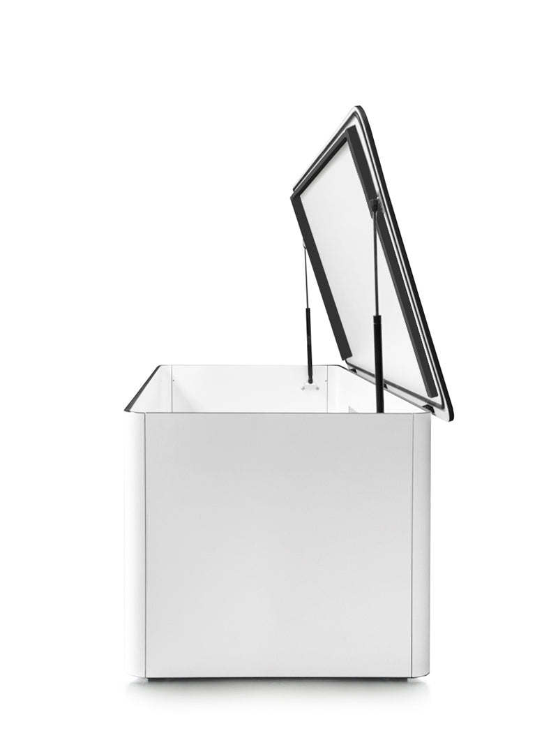 Weiße Kissentruhe mit geöffnetem Deckel, seitliche Ansicht. Der Deckel ist mit schwarzen Gasdruckfedern ausgestattet, die ein einfaches Öffnen ermöglichen. Die glänzende Oberfläche und das abgerundete Design verleihen der Truhe ein modernes Aussehen.